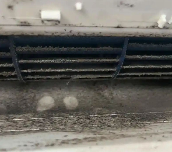 若尔盖空调吹的风有股烧焦味是怎么回事